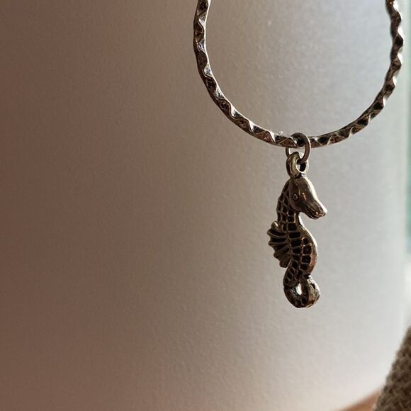 💛 Vintage Silver Tone Seahorse Hook Earrings - Picture 5 of 6